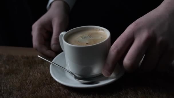 Homme met du sucre dans une tasse de café — Video