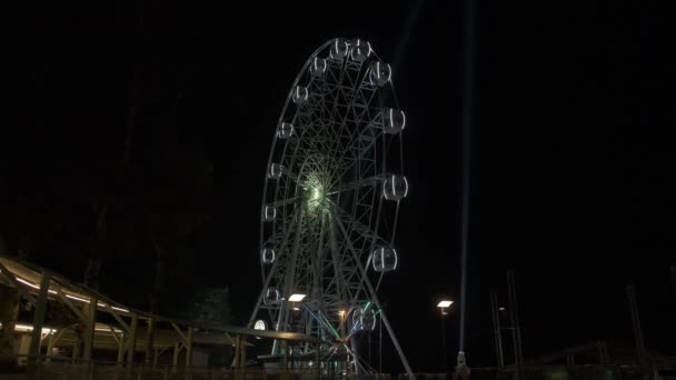 Чертово колесо в ночном небе — стоковое видео