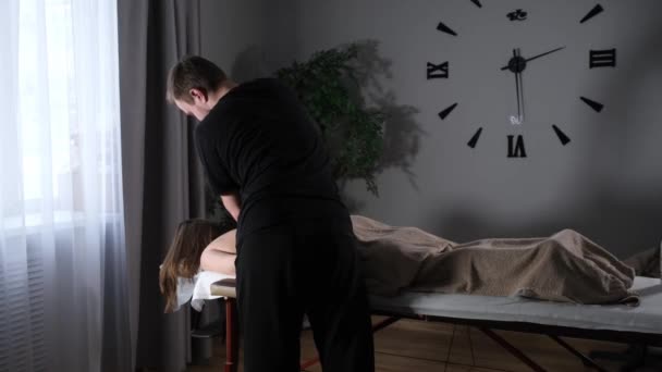 Ontspannende massage sessie in een schoonheidssalon — Stockvideo