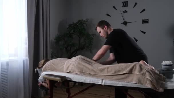 Massage des pieds dans un salon de beauté — Video