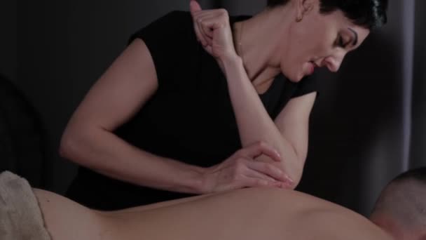 Elleboog massage van mannelijke rug — Stockvideo