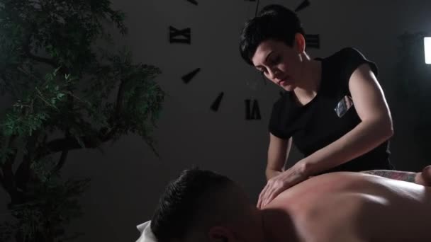 Massage of the male shoulder with the knuckles — Stock Video