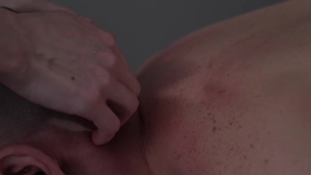 Tochesysk massaggio del collo maschile — Video Stock