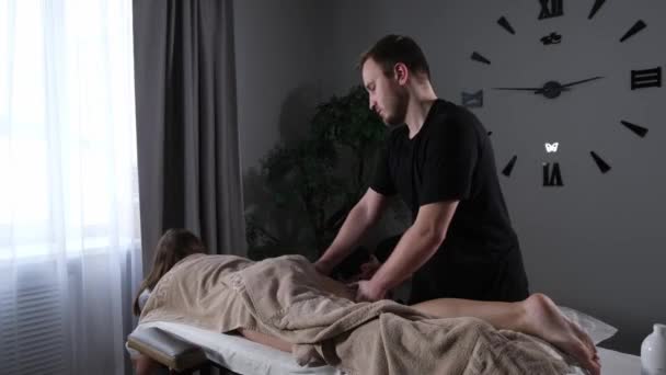Massagem lenta das coxas femininas — Vídeo de Stock