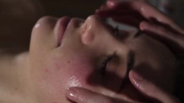 bir kadının yüzüne akupresyon masajı