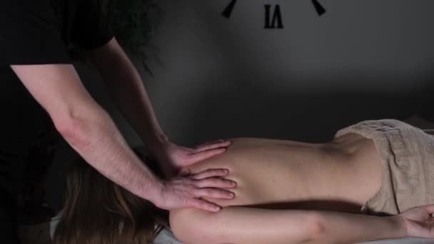 Massage relaxant de la partie supérieure du dos féminin — Video