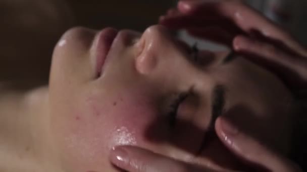 Masaje de acupresión de una cara de mujer — Vídeos de Stock
