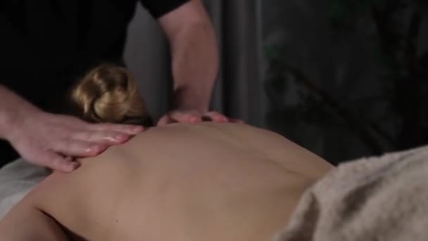 Zapobiegawczy masaż pleców i lędźwiowy — Wideo stockowe