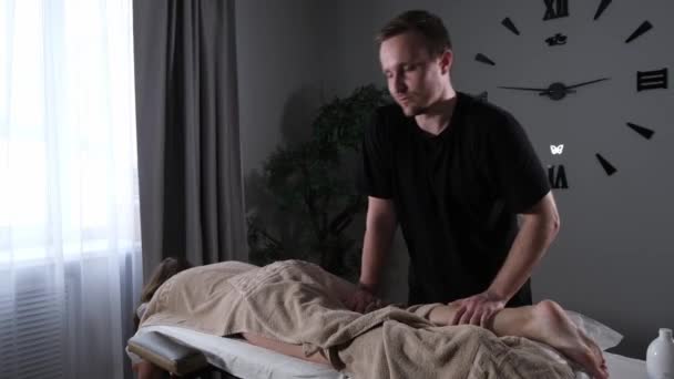 Akupressur massage av manliga ben i salongen — Stockvideo