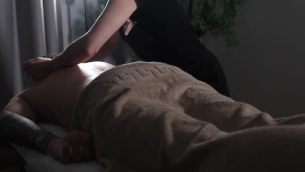 Rugmassage in klassieke techniek — Stockvideo