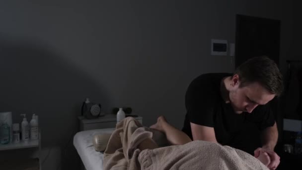 Intensive Anti-Cellulite-Massage des weiblichen Oberschenkels — Stockvideo