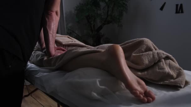 Slank blond op anti-cellulitis massage — Stockvideo
