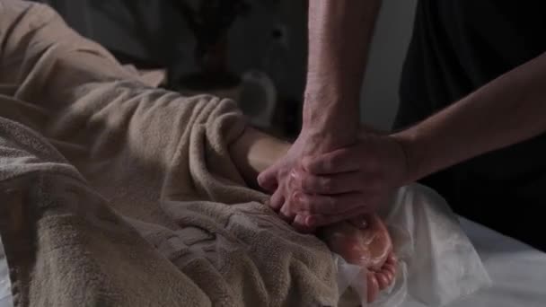 Profesional masaje de pies de tiro medio — Vídeos de Stock