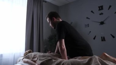 Kas tonunu karmaşık masajla arttırıyorum