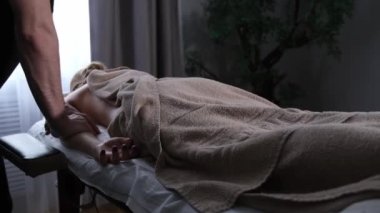 Karmaşık bir masaj seansında genç bir kız.