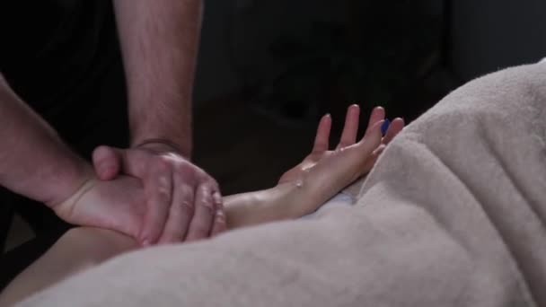 Professionell massage av kvinnliga händer — Stockvideo
