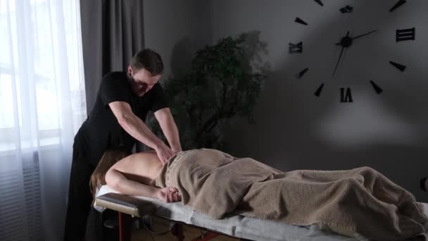Vorbeugende Massage gegen Rückenkoliose — Stockvideo