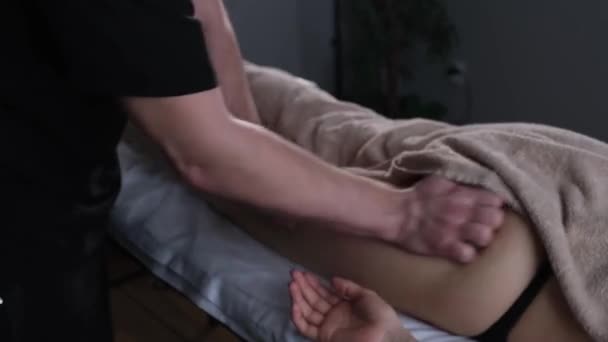 Aktywny masaż mięśnia pośladkowego — Wideo stockowe