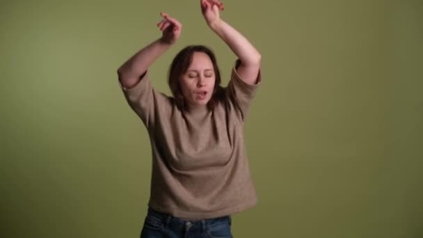Jeune femme dansant les mains en l'air — Video