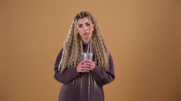 Mädchen im lila Sweatshirt mit einem glänzenden Glas in der Hand — Stockvideo