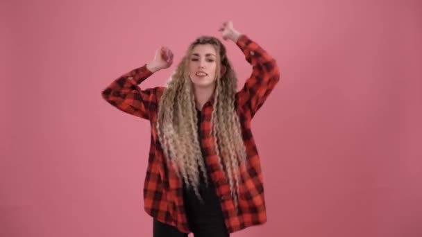 Göndör lány táncol és ugrál — Stock videók
