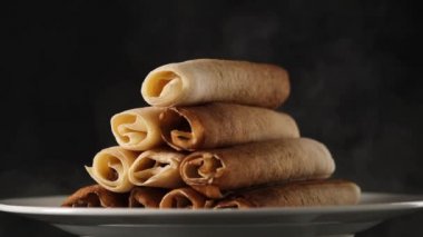 Tüpler şeklinde krepler tabakta duruyor.