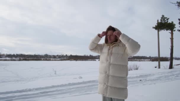 Un uomo respira aria fresca sul lago in inverno — Video Stock