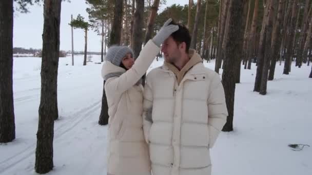 Bella coppia in una passeggiata nella foresta invernale — Video Stock