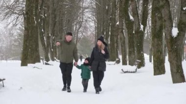 Sessiz aile kışın sokaklarda yürür.