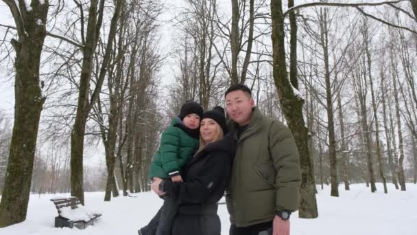 Красивая межрасовая семья в зимнем парке — стоковое видео