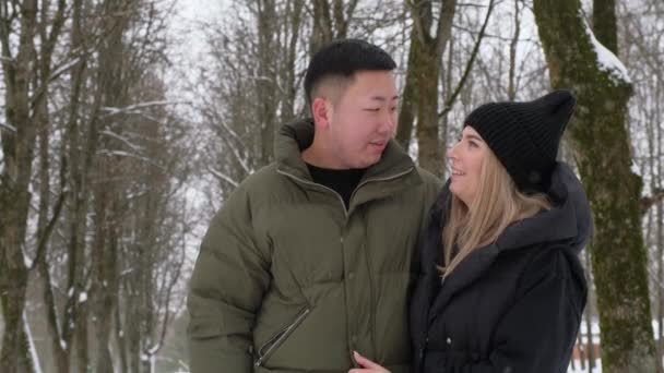 Mignon international couple dans l'amour — Video