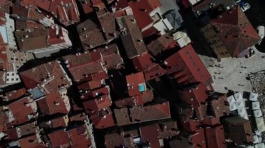 Havadan gelen kırmızı çatılar