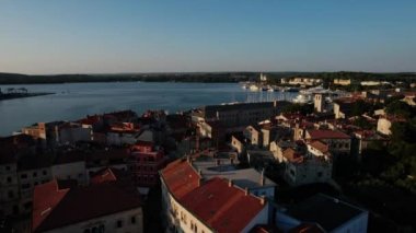 Şehir merkezinde güzel bir göl.