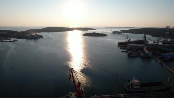 Luftaufnahme des Hafens mit vielen Segelbooten und Inseln an der Ostsee. — Stockvideo