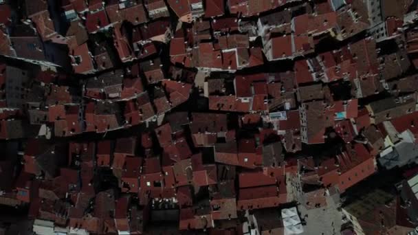 Rote Ziegeldächer von Häusern aus der Luft — Stockvideo