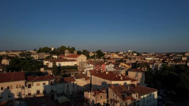 Туристичне село на заході сонця з повітря — стокове відео