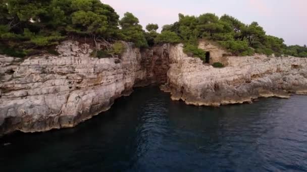 Величезна щілина в скелях біля моря — стокове відео