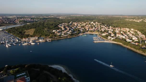 Jachta je plachtění v krásném portugalském přístavu — Stock video