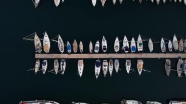 Limanda havadan park etmiş yatlar.