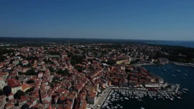 Büyük bir limanı olan eski bir şehir