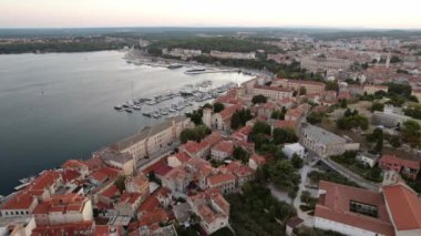 Dağlardaki Avrupa Ortaçağ Kilise Köyü 'nün insansız hava aracı görüntüleri.