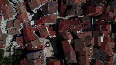 Eski şehir kiremitli çatı evleri