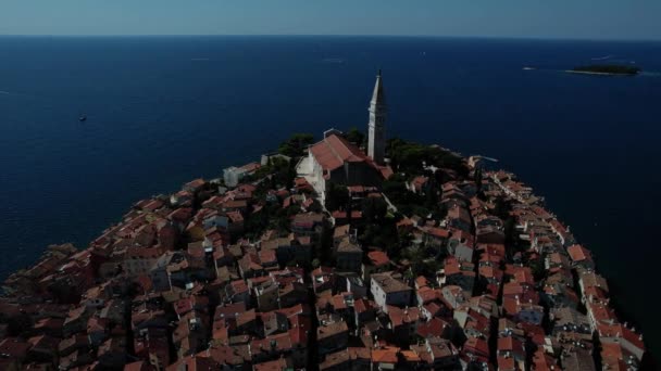 Photographie aérienne de l'île avec la cathédrale — Video