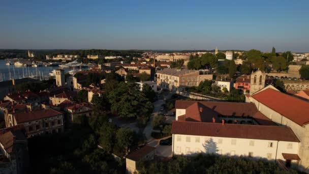 Vista aérea da cidade de Pula e do Anfiteatro Romano Antigo — Vídeo de Stock