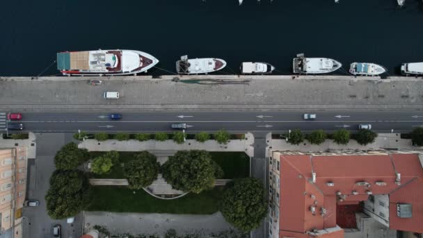 Route près du port et des yachts amarrés — Video