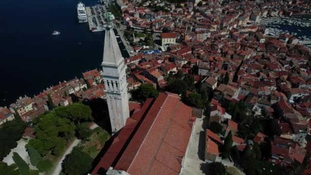 Tour de la cathédrale catholique sur la colline — Video