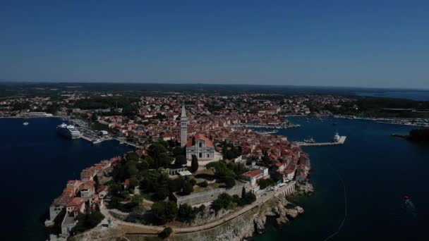 Let nad přístav a staré město Rovinj, Istrie, Chorvatsko. — Stock video
