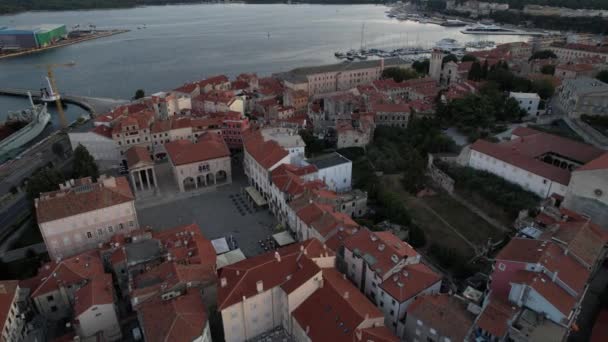 Pequeña ciudad portuaria desde el aire — Vídeo de stock