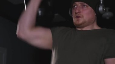 Sakallı bir adam spor için gider. Yağ yakma egzersizi. Yaz sezonuna hazırlanıyorum. Vücut geliştirici. Yakın plan..