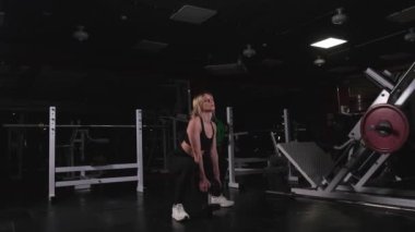 İnce bacaklar ve kalçalar için yağ yakma egzersizi. Gergin kadın figürü. Spor egzersizlerinin genel planı.